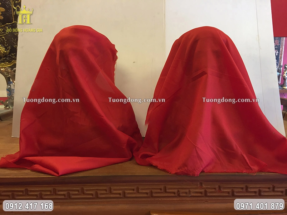 Tượng được chùm khăn đỏ trước khi giao cho Quý khách hàng